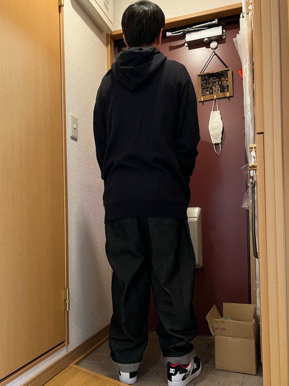 「RUDIE'S、Subciety、サブサエティ(Subciety)、ニット、ニットパーカー、バルーンパンツ、バルーンデニム、オーバーサイズ、ビッグシルエット」｜「SubcietyのBALLOON DENIM PANTS（デニムパンツ、ブラック系）」を使った、どるちさん（メンズ・171cm）の冬コーディネートの2枚目の写真