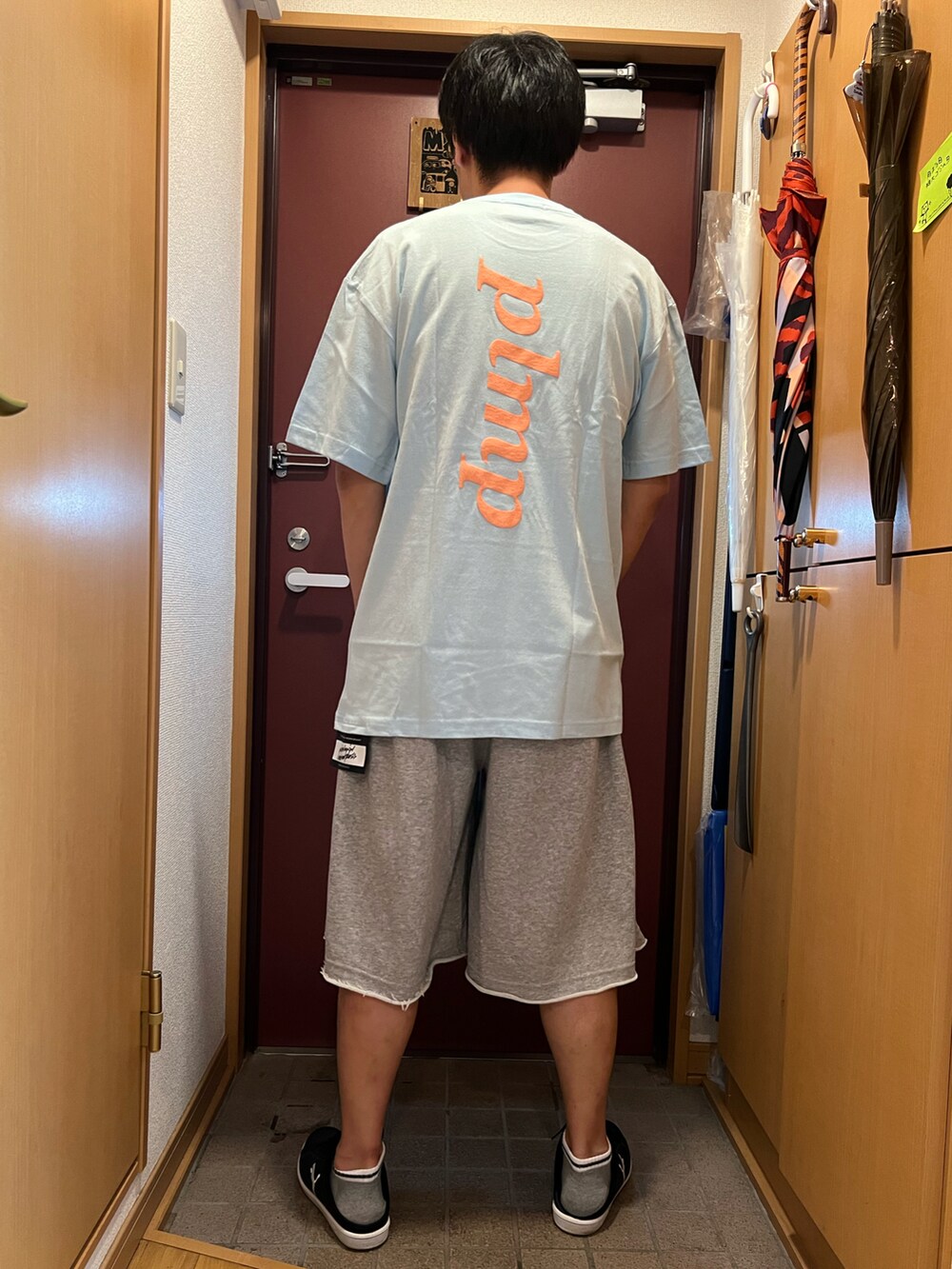 「オーバーサイズ、ビッグシルエット、サックスブルー、水色、PSYCHOLOGICAL METAMORPHOSIS、PLMP、サブサエティ(Subciety)、Subciety、Tシャツ、ハーフパンツ」｜「SubcietyのSWEAT SHORTS（その他パンツ、グレー系）」を使った、どるちさん（メンズ・171cm）の夏コーディネートの2枚目の写真