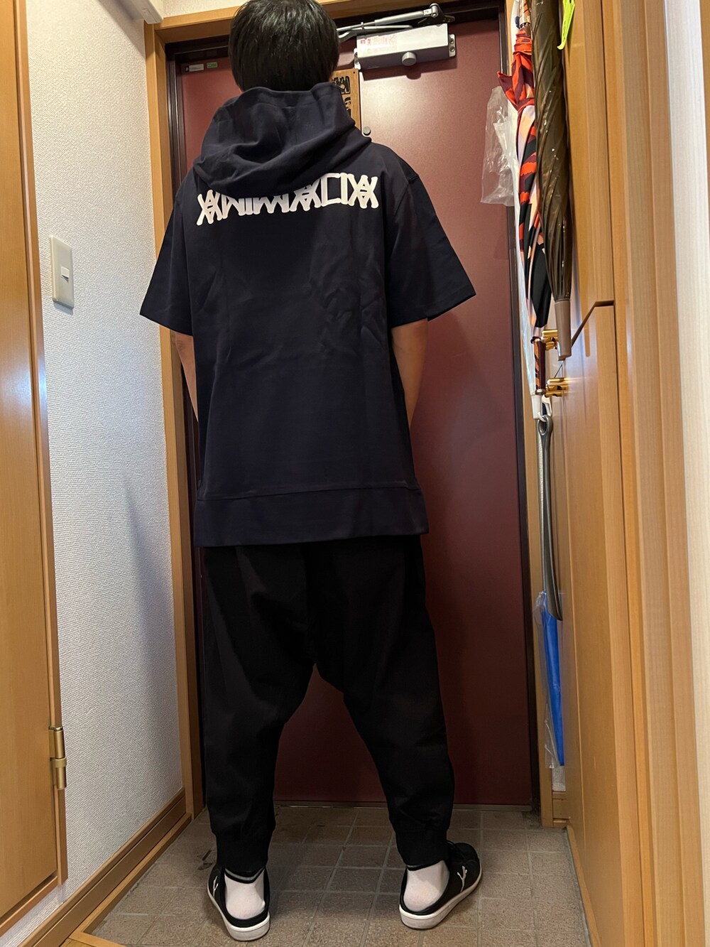 「パーカー、ジョガーパンツ、サルエルパンツ、ANIMALIA、アニマリア、ブラック、黒パンツ」｜「ANIMALIAのアイテム（パーカー、ブルー系）」を使った、どるちさん（メンズ・171cm）の夏コーディネートの2枚目の写真