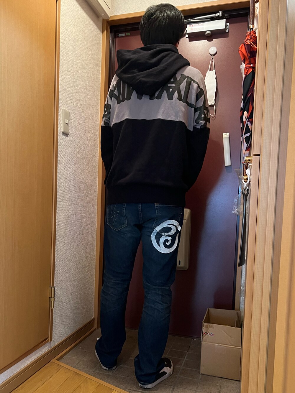 「ANIMALIA、ROLLING CRADLE、デニム、パーカー、秋コーデ、休日スタイル、バイカラー」｜「ROLLING CRADLEのアイテム（デニムパンツ、ブルー系）」を使った、どるちさん（メンズ・171cm）の秋コーディネートの2枚目の写真