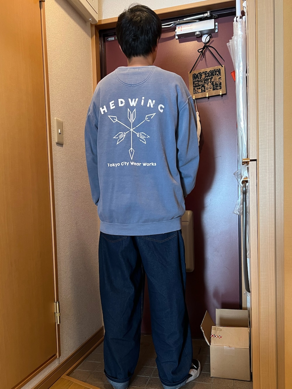 「HEDWiNG、Subciety、サブサエティ(Subciety)、スウェット、トレーナー、バルーンパンツ、バルーンデニム、オーバーサイズ、ビッグシルエット」｜「HEDWiNGのアイテム（スウェット、ブルー系）」を使った、どるちさん（メンズ・171cm）の冬コーディネートの2枚目の写真