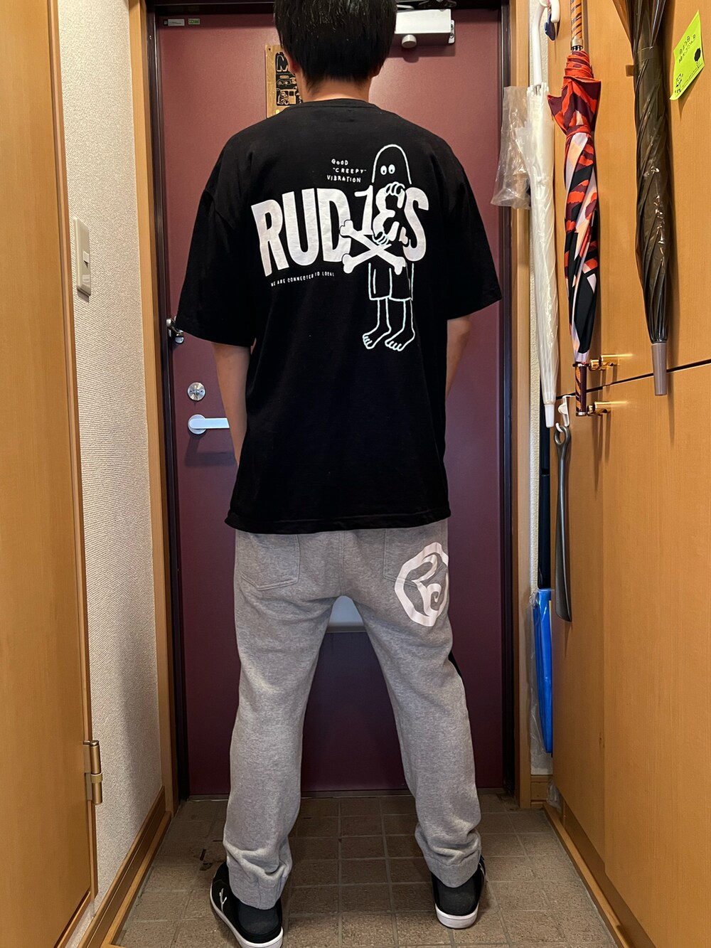 「SABBAT13、RUDIE'S、ROLLING CRADLE、Tシャツ、黒Tシャツ、スウェットパンツ」｜「ROLLING CRADLEのアイテム（パンツ、グレー系）」を使った、どるちさん（メンズ・171cm）の夏コーディネートの2枚目の写真