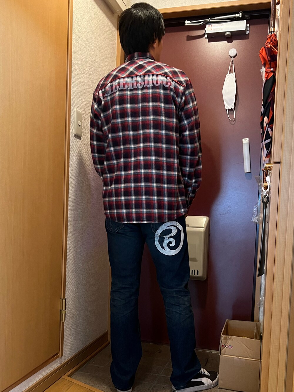 「ROLLING CRADLE、チェックシャツ、デニム」｜「ROLLING CRADLEのアイテム（デニムパンツ、ブルー系）」を使った、どるちさん（メンズ・171cm）の冬コーディネートの2枚目の写真