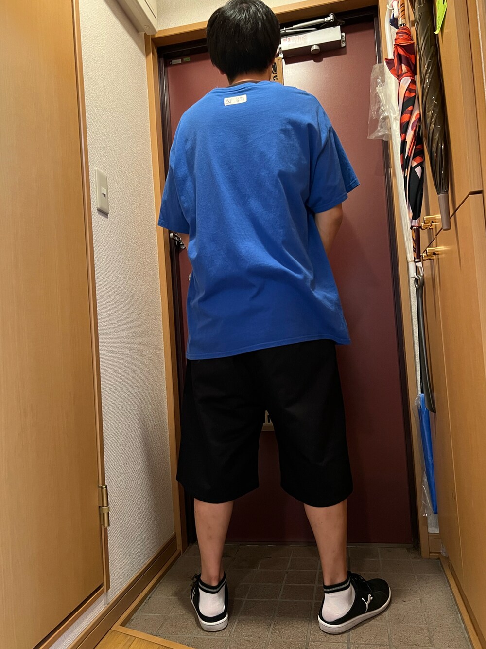 ブルー系のTシャツ/カットソー、ブラック系のチノパンツを着用したメンズの夏コーディネートの2枚目の写真