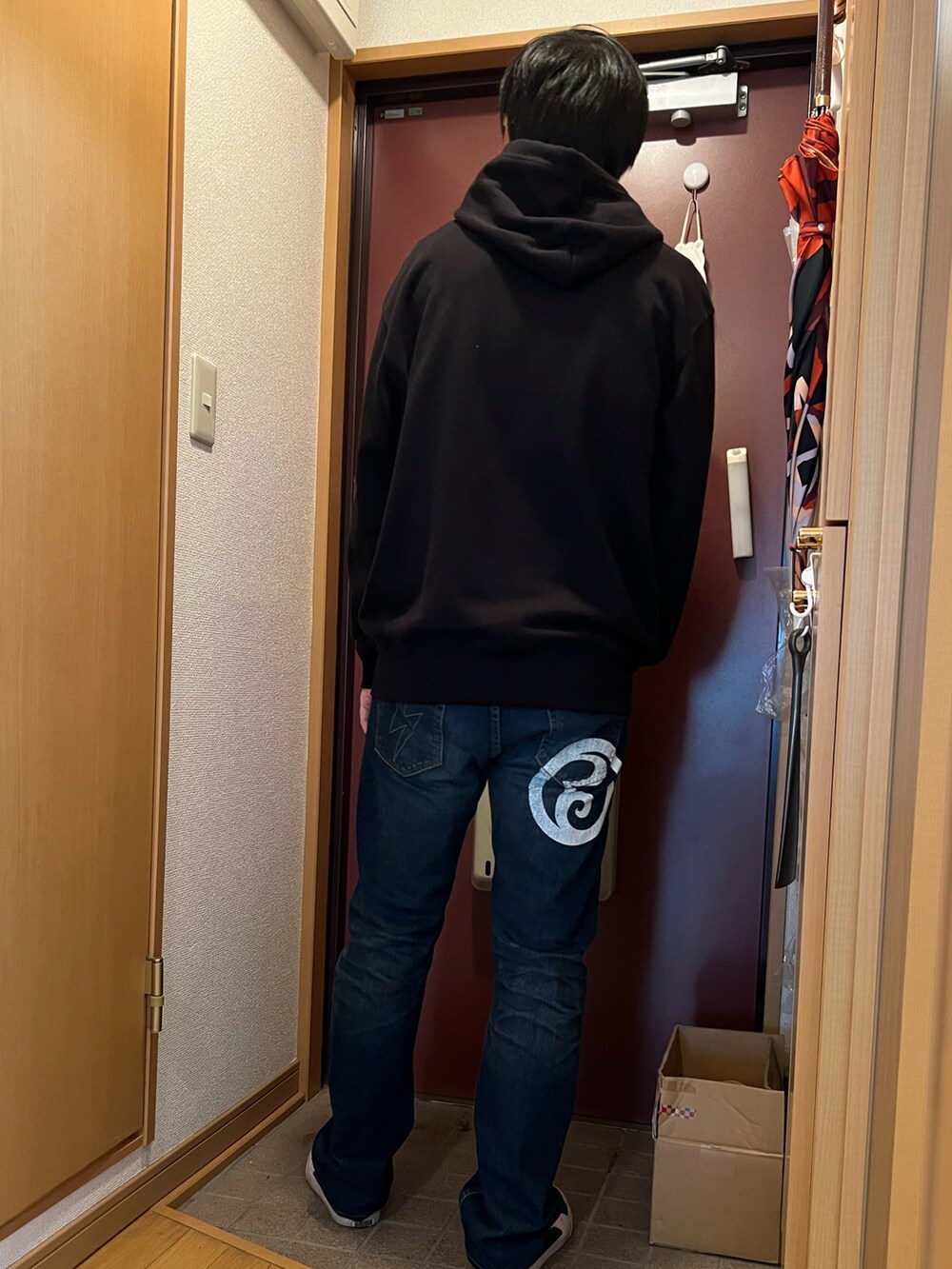 「SABBAT13、ROLLING CRADLE、パーカー、デニム」｜「SABBAT13のアイテム（パーカー、ブラック系）」を使った、どるちさん（メンズ・171cm）の冬コーディネートの2枚目の写真