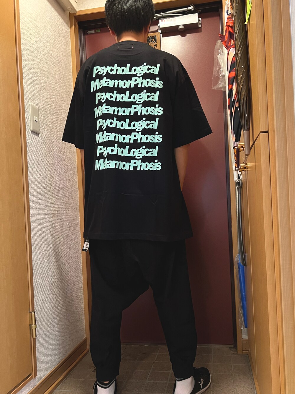 「Tシャツ、黒Tシャツ、ジョガーパンツ、サルエルパンツ、PSYCHOLOGICAL METAMORPHOSIS、PLMP、ANIMALIA、アニマリア」｜「ANIMALIAのアイテム（その他パンツ、ブラック系）」を使った、どるちさん（メンズ・171cm）の夏コーディネートの2枚目の写真