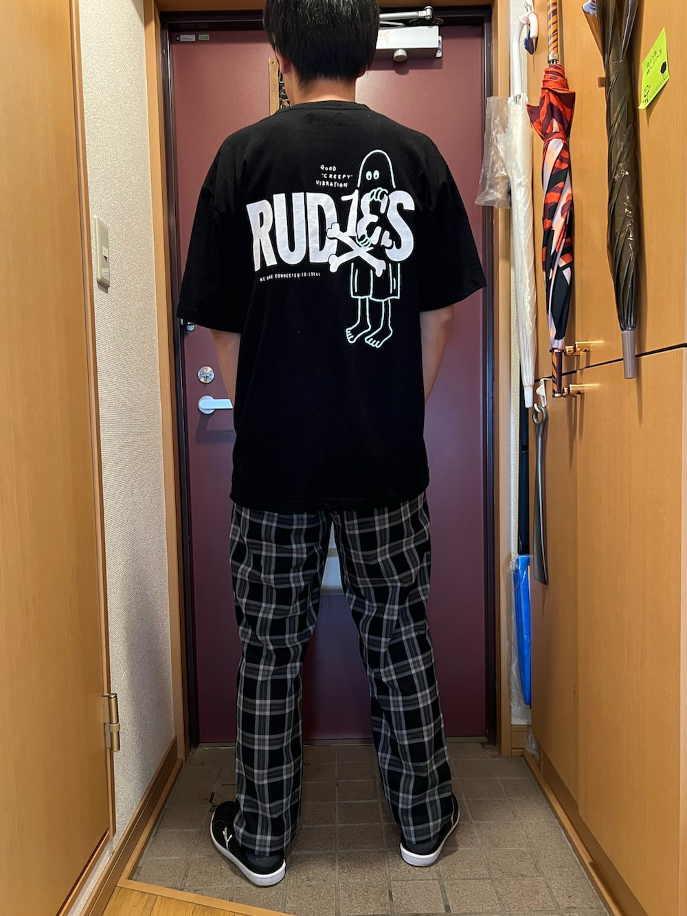 「Tシャツ、黒Tシャツ、SABBAT13、チェックパンツ、グレー」｜「SABBAT13のアイテム（パンツ、グレー系）」を使った、どるちさん（メンズ・171cm）の夏コーディネートの2枚目の写真