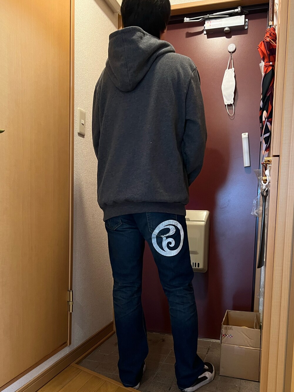 「Deviluse、ROLLING CRADLE、パーカー」｜「ROLLING CRADLEのアイテム（デニムパンツ、ブルー系）」を使った、どるちさん（メンズ・171cm）の冬コーディネートの4枚目の写真