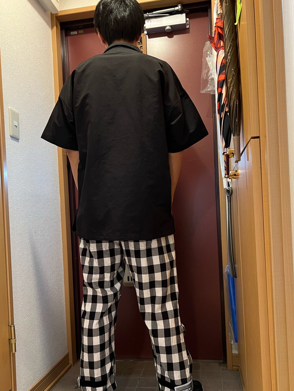 「黒シャツ、チェックパンツ、ブロックチェック、Deviluse、デビルユース、mishka、ミシカ」｜「MISHKAのアイテム（その他パンツ、ブラック系）」を使った、どるちさん（メンズ・171cm）の夏コーディネートの2枚目の写真