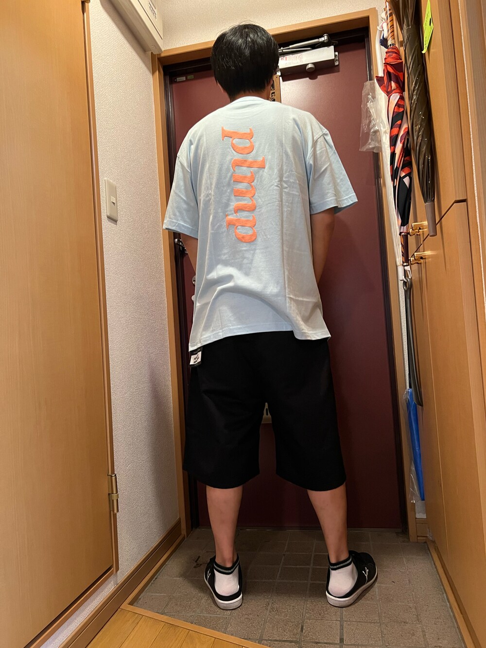 「Tシャツ、サックスブルー、ハーフパンツ、オーバーサイズ、ビッグシルエット、PLMP、PSYCHOLOGICAL METAMORPHOSIS、Subciety、サブサエティ(Subciety)」｜「PSYCHOLOGICAL METAMORPHOSISのアイテム（Tシャツ/カットソー、ブルー系）」を使った、どるちさん（メンズ・171cm）の夏コーディネートの2枚目の写真