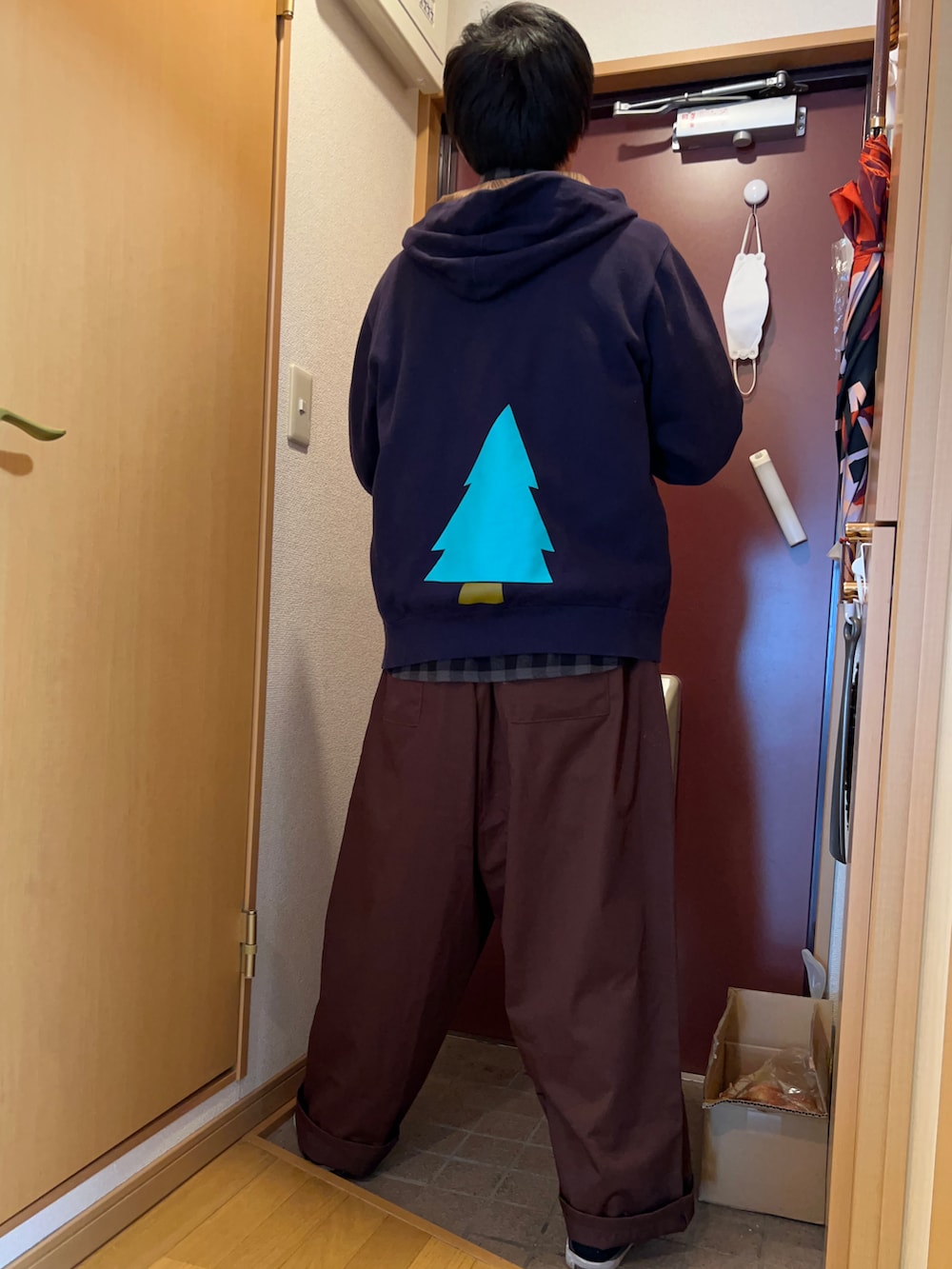 ブラウン系のその他パンツ、ブルー系のパーカー、ブラック系のシャツ/ブラウスを着用したメンズの秋コーディネートの2枚目の写真
