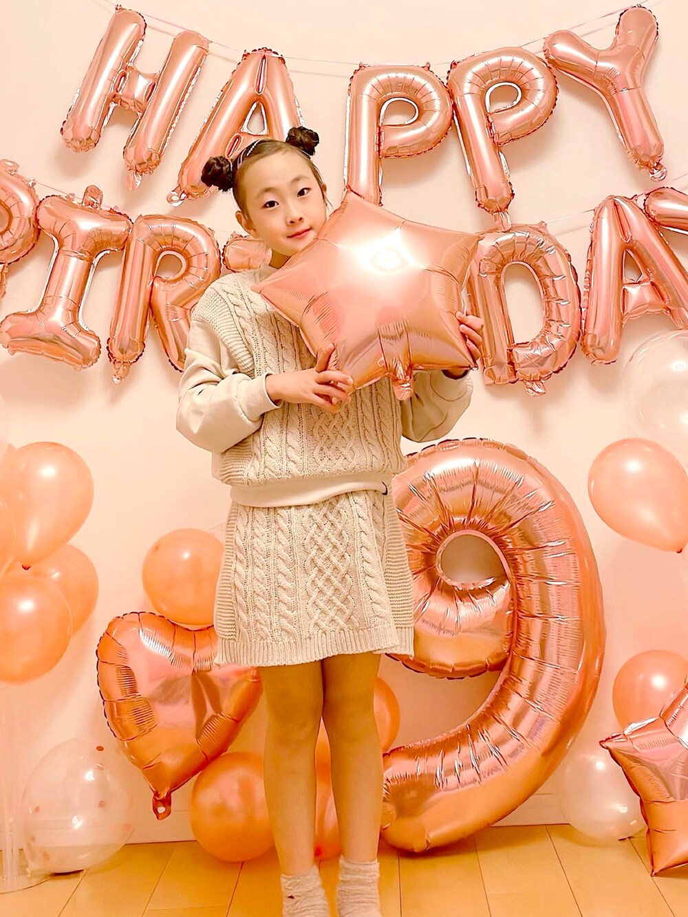 「休日スタイル、休日コーデ、シンプルコーデ、シンプル、セットアップ、Lovetoxic、誕生日コーデ、ケーブルニット、おだんごヘアー、ワントーンコーデ」｜「LOVETOXICのシャギークルーソックス【もこもこ】（ソックス/靴下、ベージュ系）」を使った、miyu&souさん（キッズ・131cm）の秋コーディネートの2枚目の写真