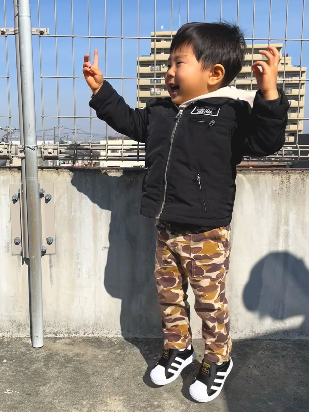 「2歳、おとこのこ、レイヤードスタイル、パーカー、ジャケット、迷彩、カモフラ、adidas、パンツスタイル、ブラウンコーデ」｜「schottの【KID's】Schott/ショット/SINGLE RIDERS NYLON/シングル ライダース ナイロン（ナイロンジャケット、ブラック系）」を使った、KotaMashi6さん（キッズ・80cm）の春コーディネートの2枚目の写真