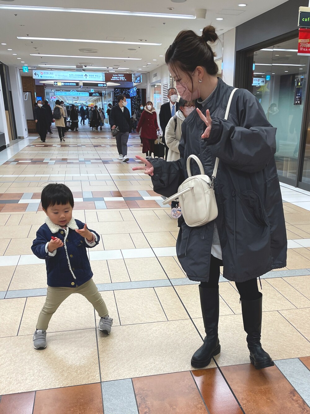 「未来のWEARISTAプロジェクト、2歳、秋冬コーデ、カジュアルコーデ、キッズコーデ、マイベストコーデ2021、LEE、ボアブルゾン、ボアジャケット、ストームライダー、冬コーデ、スキニーパンツ、ニューバランス、Branshes、おでかけ」｜「Leeのボア　ストームライダー　コーデュロイ（ライダースジャケット、ブルー系）」を使った、KotaMashi6さん（キッズ・80cm）の冬コーディネートの3枚目の写真
