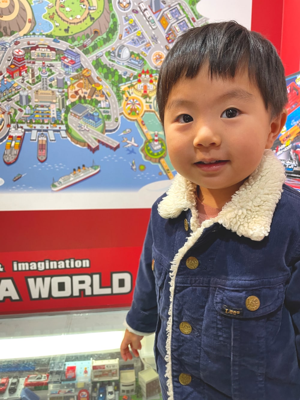 「未来のWEARISTAプロジェクト、2歳、秋冬コーデ、カジュアルコーデ、キッズコーデ、マイベストコーデ2021、LEE、ボアブルゾン、ボアジャケット、ストームライダー、冬コーデ、スキニーパンツ、ニューバランス、Branshes、おでかけ」｜「Leeのボア　ストームライダー　コーデュロイ（ライダースジャケット、ブルー系）」を使った、KotaMashi6さん（キッズ・80cm）の冬コーディネートの2枚目の写真