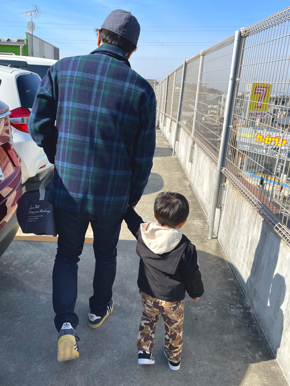「2歳、おとこのこ、レイヤードスタイル、パーカー、ジャケット、迷彩、カモフラ、adidas、パンツスタイル、ブラウンコーデ」｜「schottの【KID's】Schott/ショット/SINGLE RIDERS NYLON/シングル ライダース ナイロン（ナイロンジャケット、ブラック系）」を使った、KotaMashi6さん（キッズ・80cm）の春コーディネートの3枚目の写真