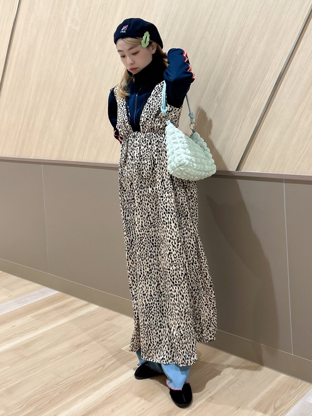 ブルー系のその他パンツ、グリーン系のショルダーバッグを着用したレディースの冬コーディネートの2枚目の写真