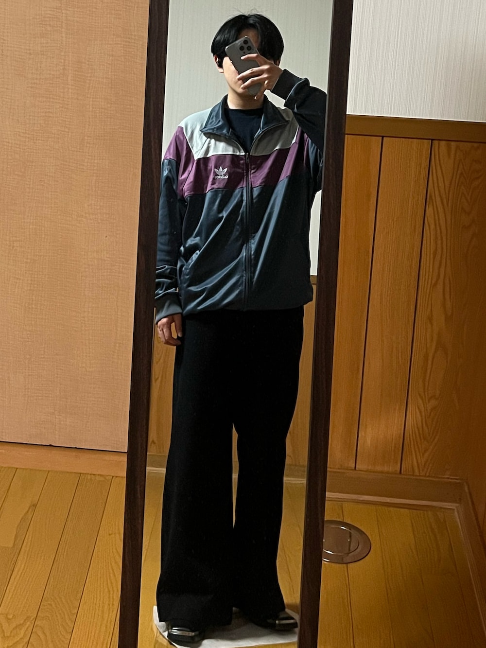 その他のブルゾン、ブルー系のその他パンツ、その他のCDを着用したメンズの春コーディネートの2枚目の写真