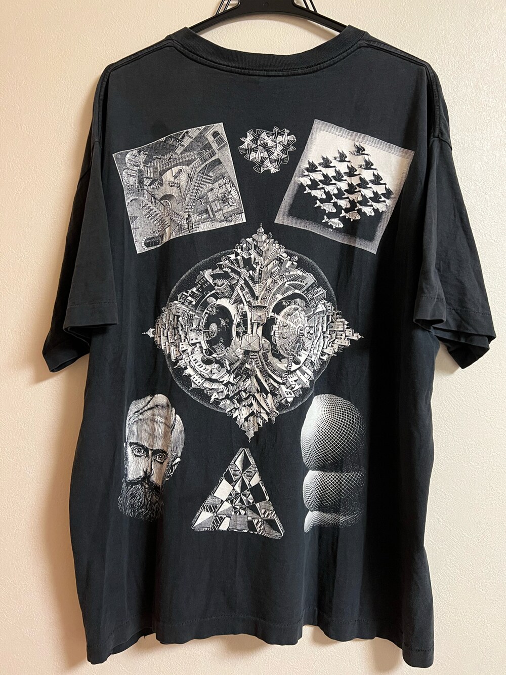 「ワントーンコーデ、レイヤードスタイル、ヴィンテージ、グランジ、カーディガン、アートTシャツ、エッシャー、デニム、NIRVANA、grunge」|「VINTAGEの90s MAURITS ESCHER Tee (ANDAZIAタグ)(Tシャツ/カットソー、ブラック系)」を使った、Rさん(メンズ・31cm)の春コーディネートの2枚目の写真