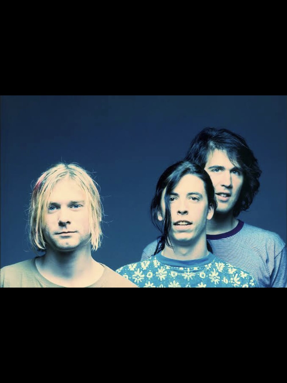 ホワイト系のカーゴパンツ、ブラック系のスニーカー、ブラック系のTシャツ/カットソーを着用したメンズの夏コーディネートの3枚目の写真