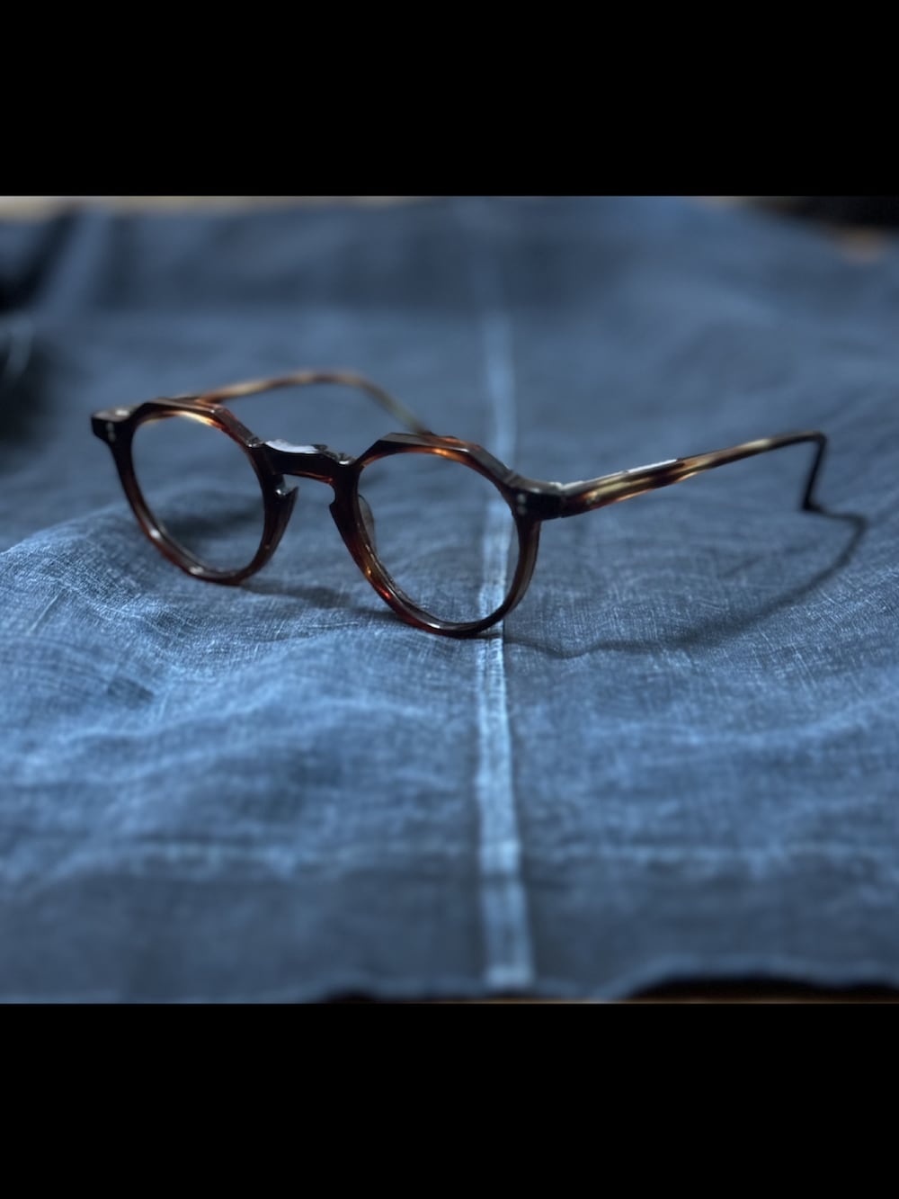 「ヴィンテージ、50's、ヴィンテージメガネ、ニットポロ、デニム、Tom Misch、Loyle Carner、R&B/Soul」｜「VINTAGEの50s Brown Tortoise Crown Panto Frame France [Celluloid Frame]（メガネ、ブラウン系）」を使った、Rさん（メンズ・31cm）の春コーディネートの3枚目の写真