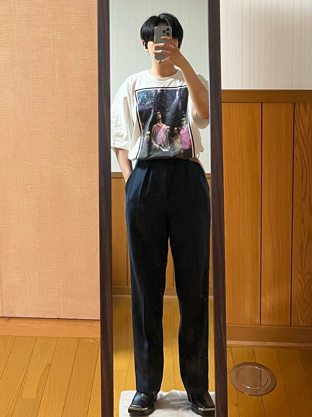 「ヴィンテージ、adidas、トラックジャケット、バンドT、oasis、Britpop」｜「VINTAGEの90s Oasis Tee (Screen Stars by FOTL | 袖裾シングル | アイルランド製)（Tシャツ/カットソー、ホワイト系）」を使った、Rさん（メンズ・244cm）の春コーディネートの2枚目の写真