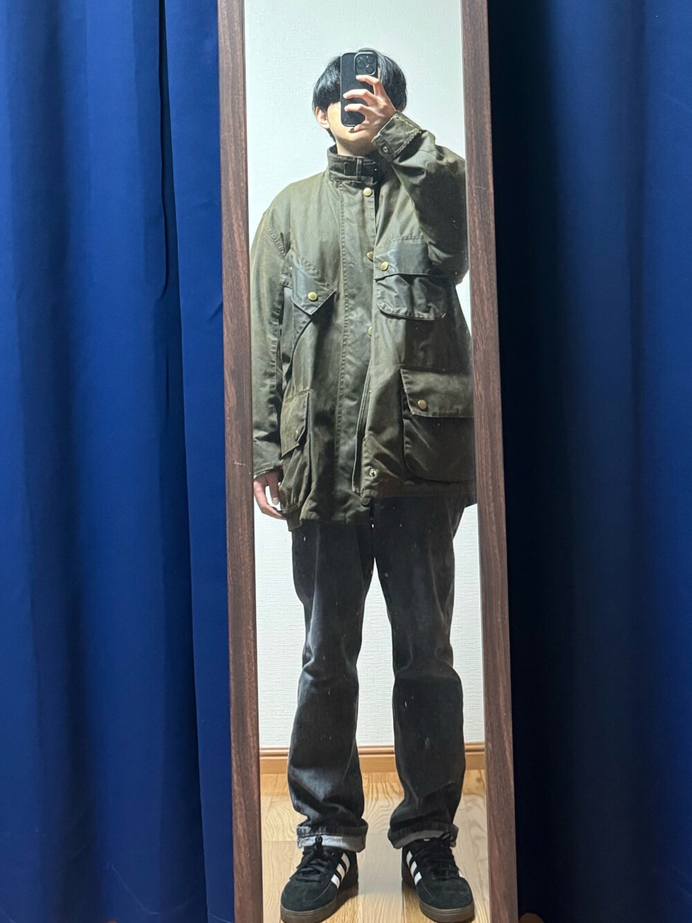 「ヴィンテージ、90’s、BABOUR、NATO、ブラックデニム、モヘアカーディガン、オンブレーチェックシャツ、バンドT、Jordan Rakei、R&B/Soul、Neo-Soul」｜「VINTAGEの90s Barbour International [NATO Stock | olive]（ミリタリージャケット、グリーン系）」を使った、Rさん（メンズ・31cm）の冬コーディネートの2枚目の写真