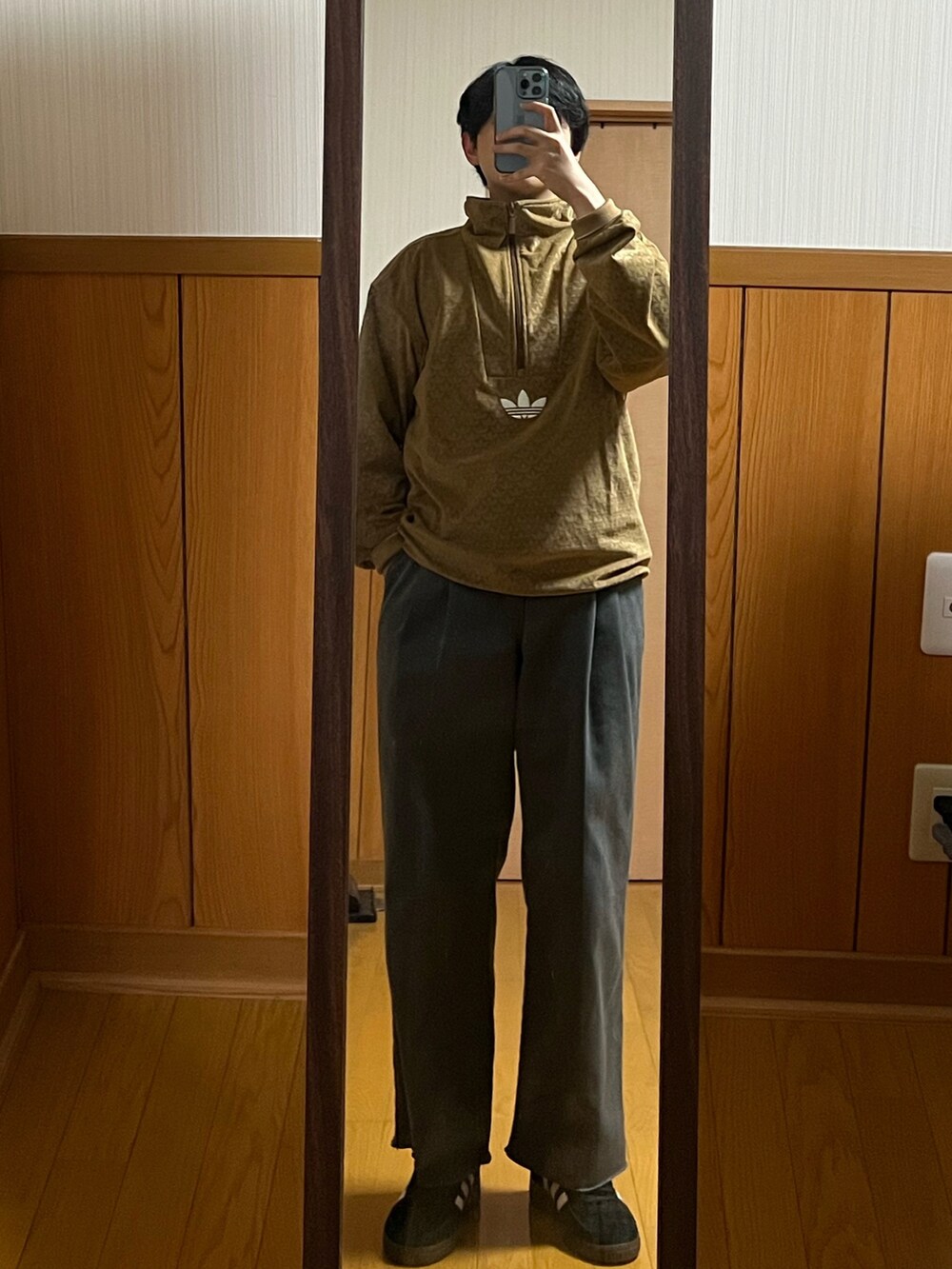 ベージュ系のその他トップス、ホワイト系のTシャツ/カットソー、グレー系のその他パンツを着用したメンズの秋コーディネートの2枚目の写真