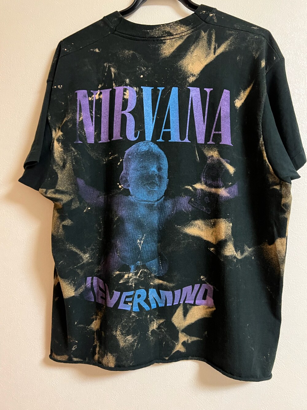 ホワイト系のカーゴパンツ、ブラック系のスニーカー、ブラック系のTシャツ/カットソーを着用したメンズの夏コーディネートの2枚目の写真