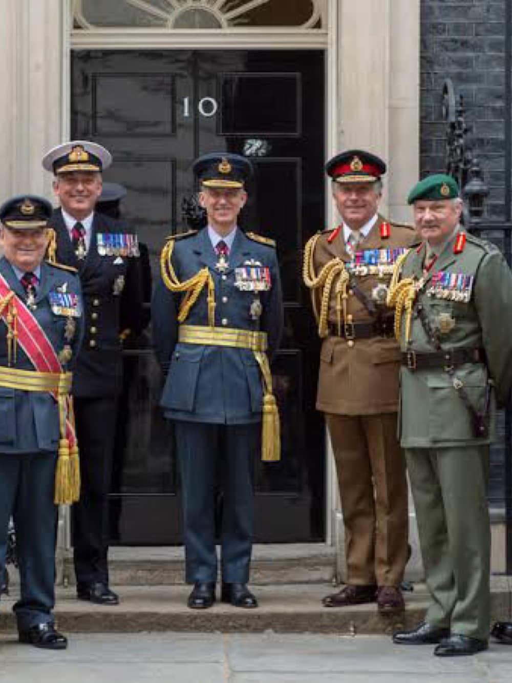 ブルー系のスラックス、ブルー系のシャツ/ブラウス、ブルー系のその他アウターを着用したメンズの冬コーディネートの3枚目の写真