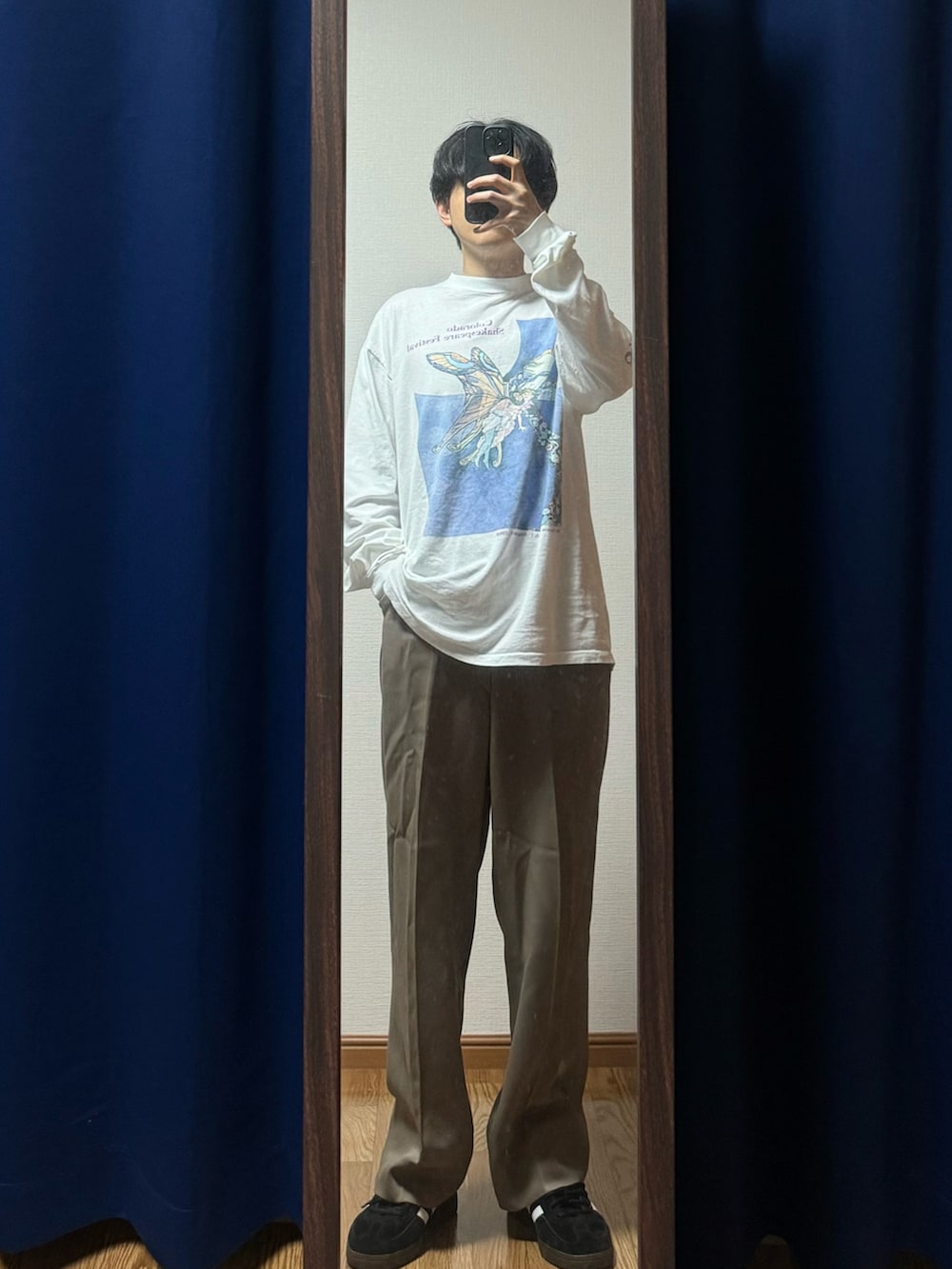 「カーディガン、ヴィンテージ、80s、アートTシャツ、William Shakespeare、エウレカセブン、HOME MADE KAZOKU、J-POP」｜「VINTAGEの80s William Shakespeare “A Midsummer-night's Dream” T-Shirt (Hanes Beefy label | ©︎1988)（Tシャツ/カットソー、ホワイト系）」を使った、Rさん（メンズ・31cm）の春コーディネートの2枚目の写真