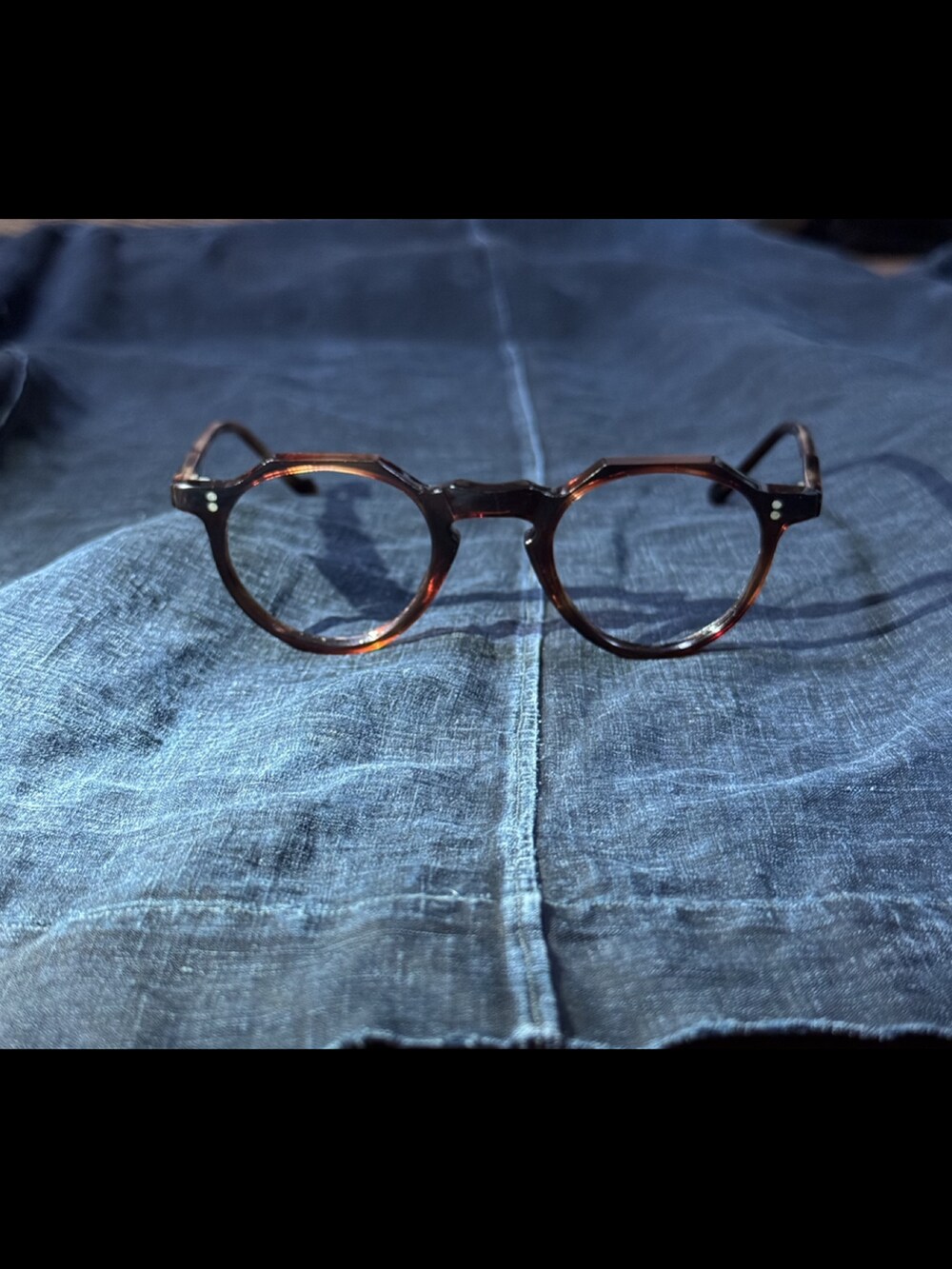 「ヴィンテージ、50's、ヴィンテージメガネ、ニットポロ、デニム、Tom Misch、Loyle Carner、R&B/Soul」｜「VINTAGEの50s Brown Tortoise Crown Panto Frame France [Celluloid Frame]（メガネ、ブラウン系）」を使った、Rさん（メンズ・31cm）の春コーディネートの2枚目の写真