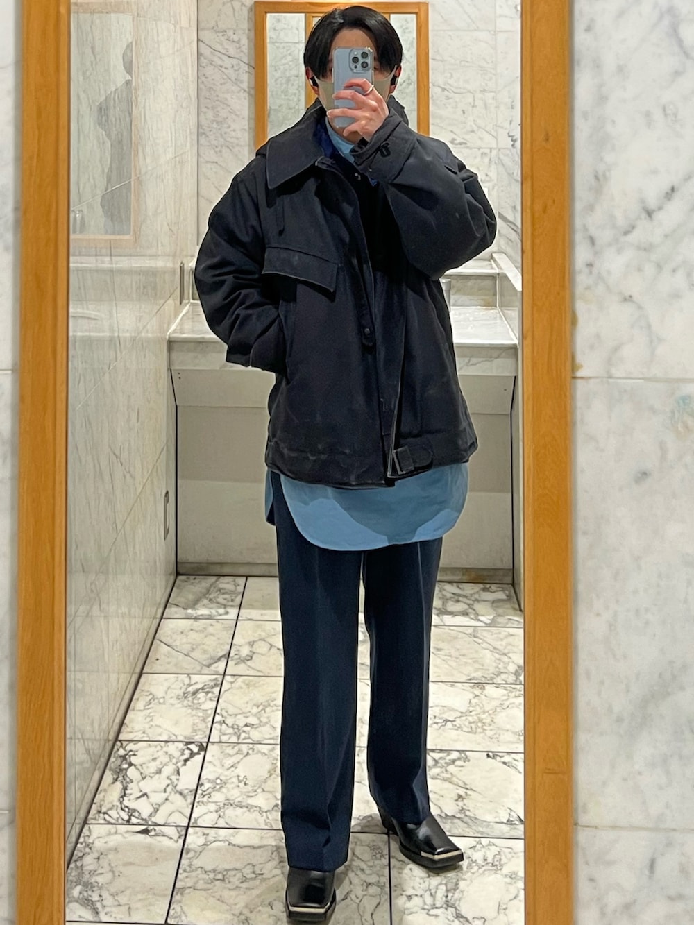 ブルー系のスラックス、ブルー系のシャツ/ブラウス、ブルー系のその他アウターを着用したメンズの冬コーディネートの2枚目の写真