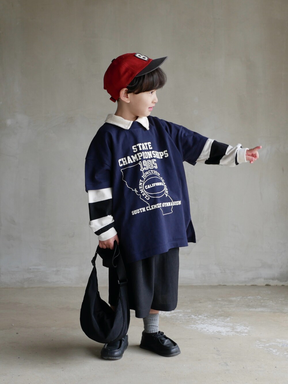 ブルー系のTシャツ/カットソー、ブラック系のその他パンツ、ブラック系のブーツを着用したキッズの春コーディネートの2枚目の写真