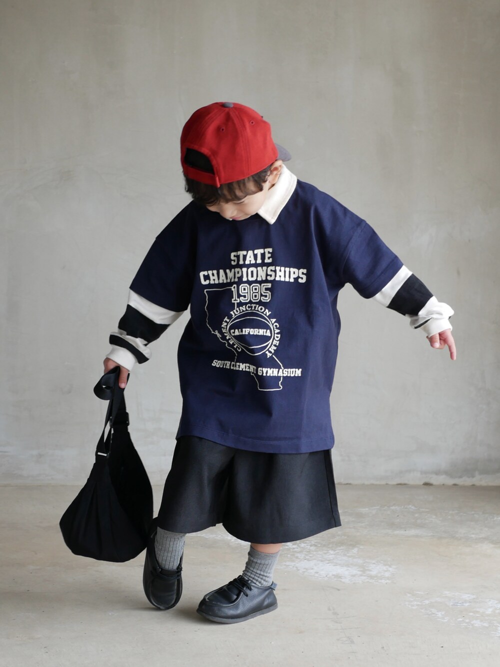 ブルー系のTシャツ/カットソー、ブラック系のその他パンツ、ブラック系のブーツを着用したキッズの春コーディネートの3枚目の写真