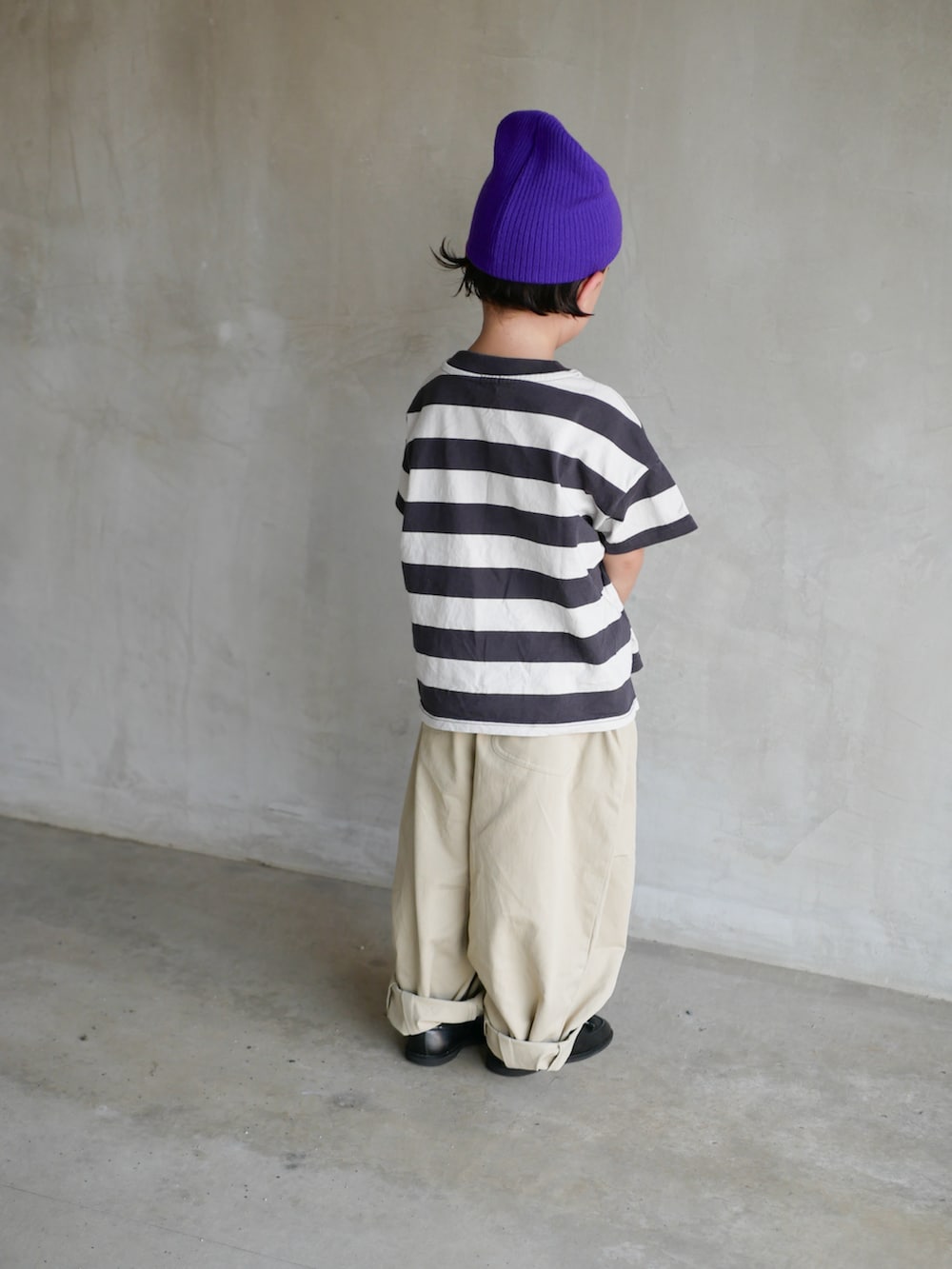 グレー系のTシャツ/カットソー、ベージュ系のその他パンツ、パープル系のニットキャップ/ビーニーを着用したキッズの夏コーディネートの3枚目の写真