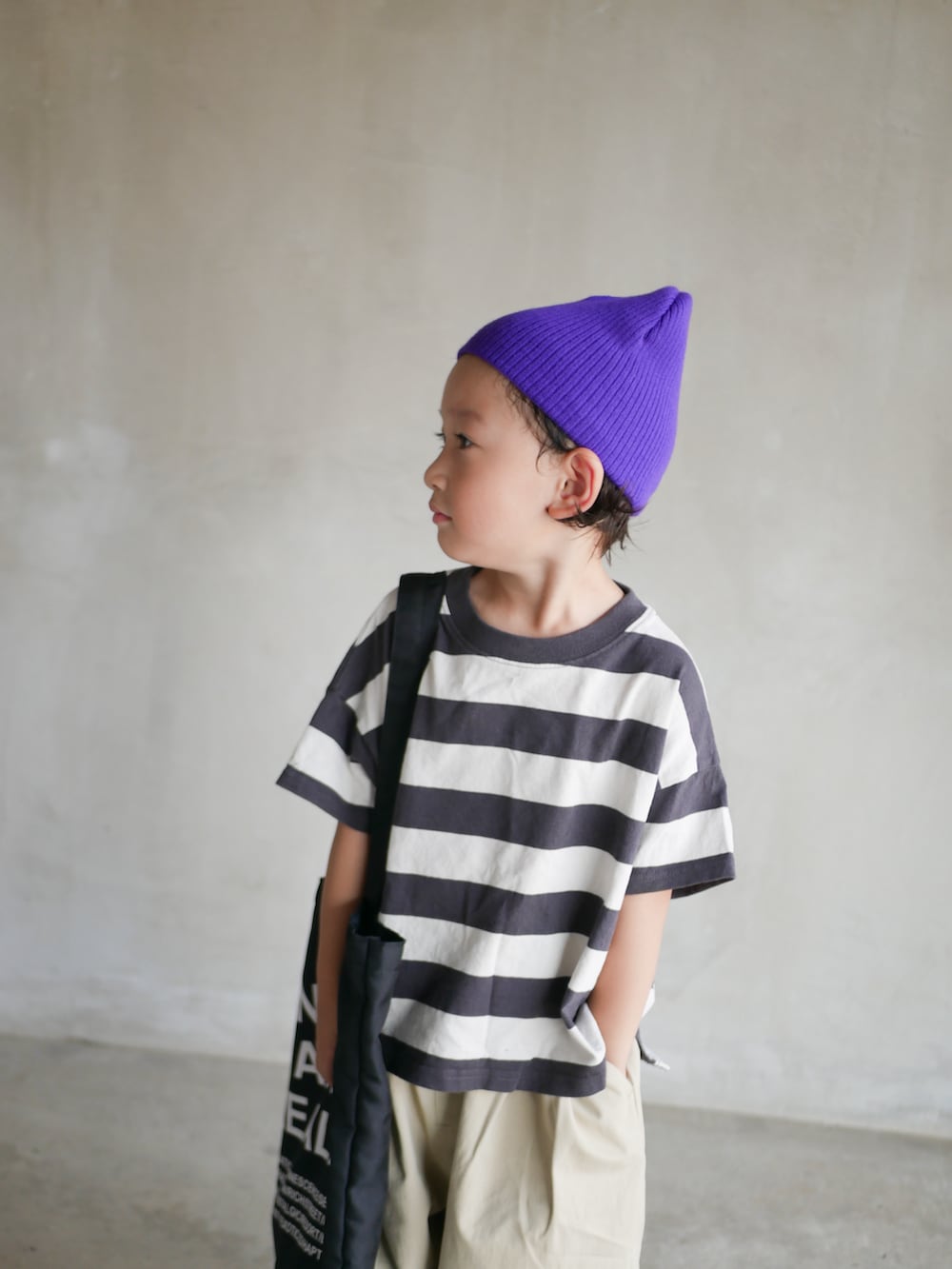 グレー系のTシャツ/カットソー、ベージュ系のその他パンツ、パープル系のニットキャップ/ビーニーを着用したキッズの夏コーディネートの2枚目の写真