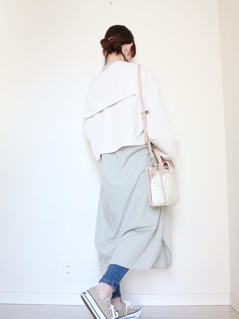 「はじめましてコーデ、大人カジュアル、はるコーデ、春服みてみて、セーラーカラー、セーラーニット、シャツワンピ、グリーン、ベージュ、きれいめカジュアル、淡色コーデ、ママコーデ、低身長コーデ」|「しまむらのアイテム(ニット/セーター、ホワイト系)」を使った、yukari✩さん(レディース・154cm)の春コーディネートの2枚目の写真