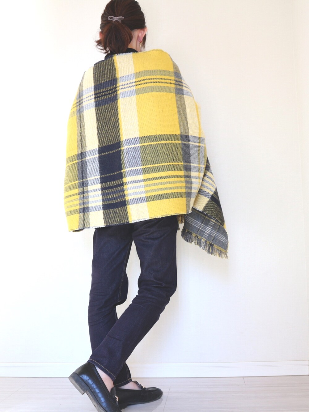 ホワイト系のニット/セーター、ブラック系のショルダーバッグ、ブルー系のデニムパンツを着用したレディースの秋コーディネートの2枚目の写真