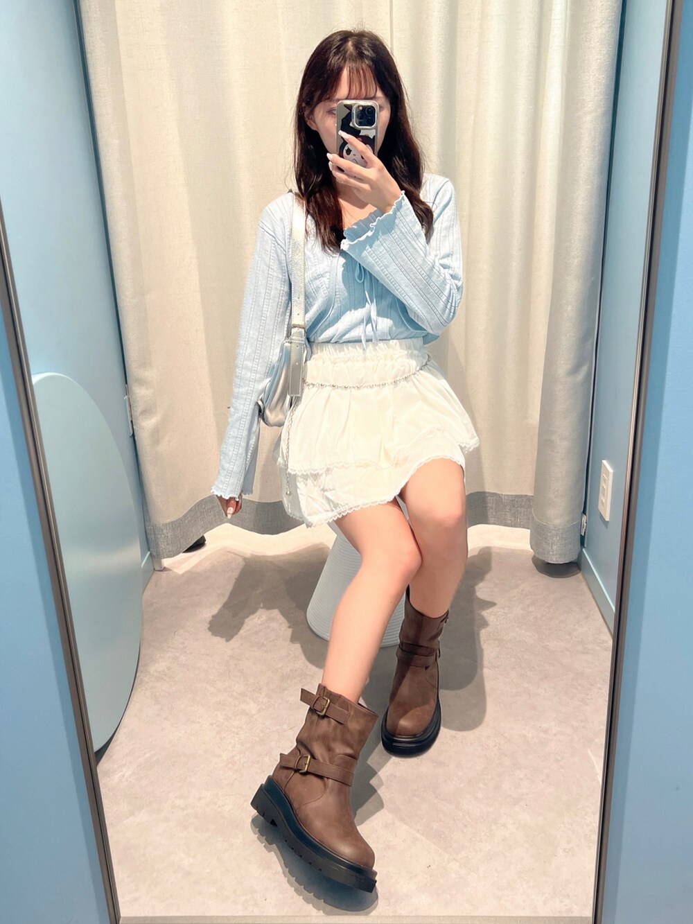 「アウトドアスタイル、淡色コーデ、デートコーデ、パステルカラー、プチプラ、カーディガン、秋冬コーデ、低身長、ロングブーツ」|「OLIVE des OLIVEのパターンメッシュボレロアンサンブル(アンサンブル、ブルー系)」を使った、Mitsukiさん(レディース・153cm)の秋コーディネートの3枚目の写真