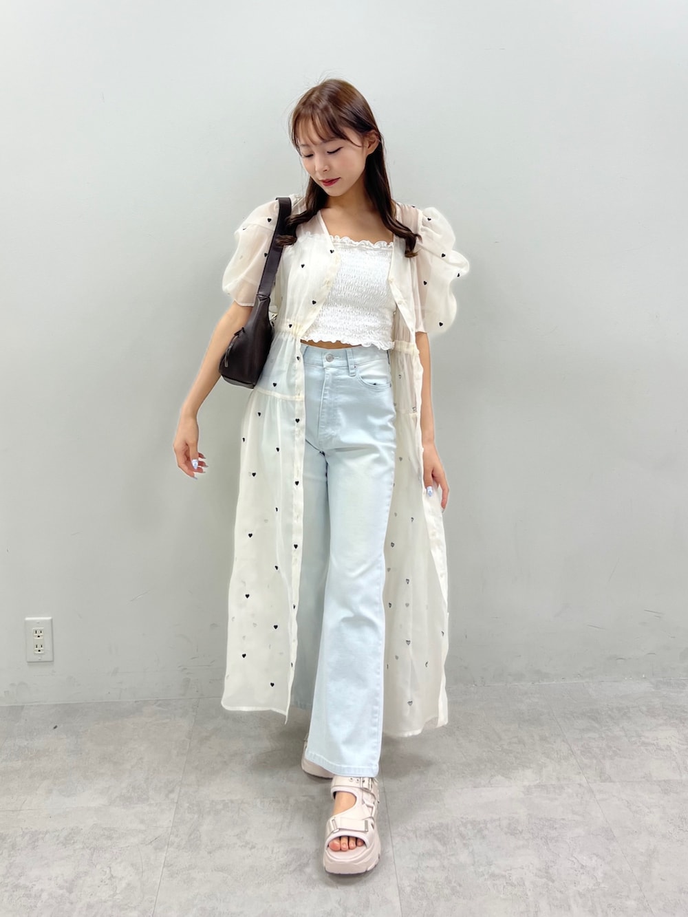 「春めき満開コーデ、春色、デニム、春コーデ、大人カジュアル、淡色コーデ、ワンピース、韓国ファッション、シアートップス、お出かけコーデ、オリーブ デ オリーブ(OLIVE des OLIVE)、低身長、骨格ストレート、プチプラ、トートバッグ」|「OLIVE des OLIVEのハート刺繍ワンピース(ワンピース、ホワイト系)」を使った、Mitsukiさん(骨格ストレート・レディース・153cm)の春コーディネートの2枚目の写真