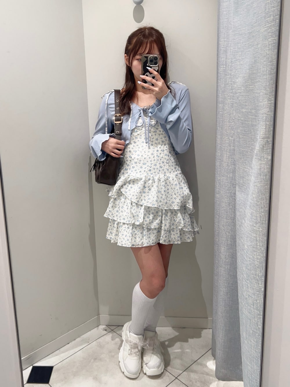 「春コーデ、シアートップス、春服、ワンピース、ミニワンピ、お出かけコーデ、きれいめコーデ、春カラー、パステルカラー、オリーブ デ オリーブ(OLIVE des OLIVE)、骨格ストレート、ブルー、花柄、休日スタイル、韓国ファッション」｜「OLIVE des OLIVEのフリルキャミワンピースとボレロのセット（ワンピース、ブルー系）」を使った、Mitsukiさん（骨格ストレート・レディース・153cm）の春コーディネートの3枚目の写真