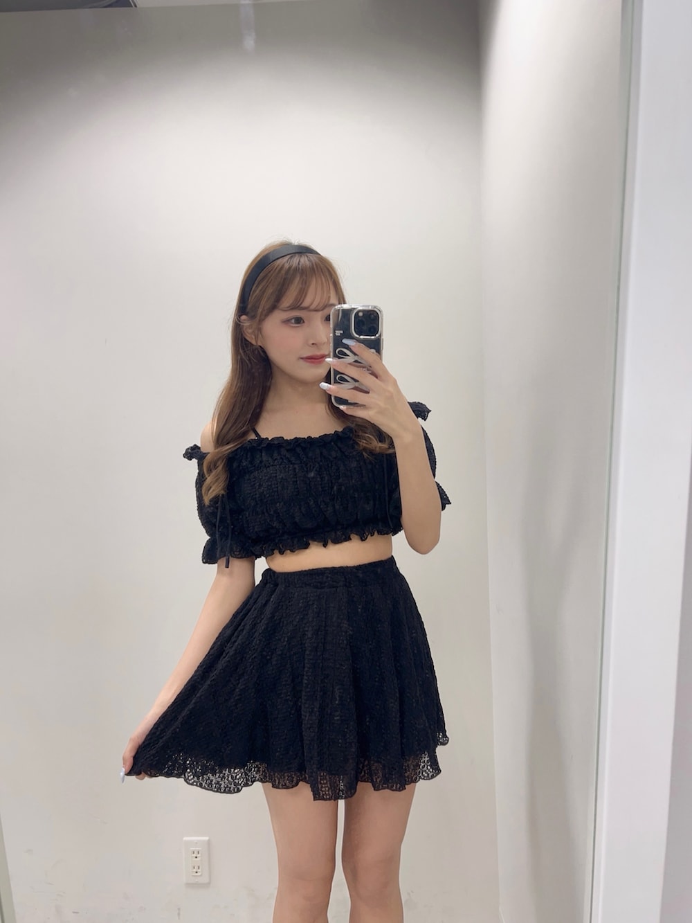 ホワイト系のサンダル、ブラック系の水着を着用したレディースの夏コーディネートの2枚目の写真