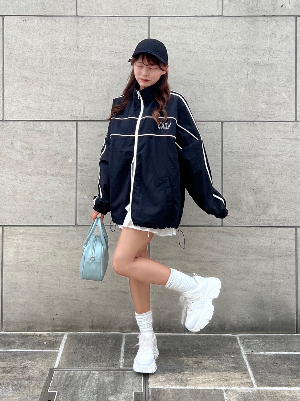 「プチプラ、トラックジャケット、今日のコーデ、シャツスタイル、春、春服、オリーブ デ オリーブ(OLIVE des OLIVE)、骨格ストレート、低身長、アウター、マンパ、モノトーンコーデ、お洒落さんとつながりたい、スニーカーコーデ、韓国ファッション」|「OLIVE des OLIVEの配色トラックジャケット(ブルゾン、ブラック系)」を使った、Mitsukiさん(骨格ストレート・レディース・153cm)の春コーディネートの3枚目の写真