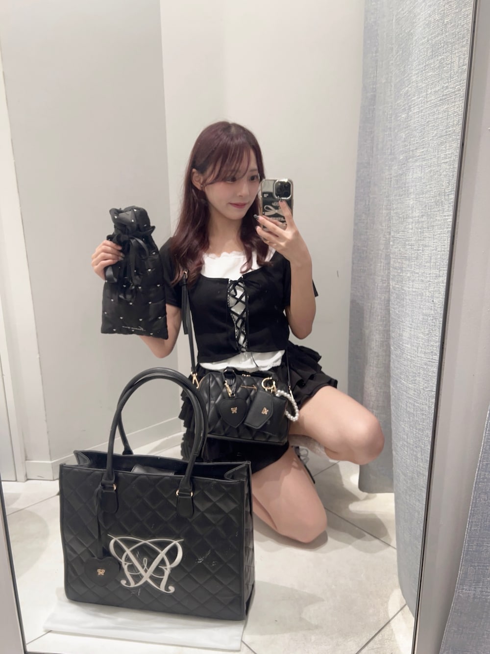 「レイヤードスタイル、黒Tシャツ、モノトーン、トートバッグ、デートコーデ、厚底サンダル、オリーブ デ オリーブ(OLIVE des OLIVE)、骨格ストレート、低身長、韓国ファッション、プチプラ、参戦服、ミニスカート、夏コーデ、ショルダーバッグ」｜「OLIVE des OLIVEのAimerianejoie総柄刺繍入りペンライトケース（ポーチ、ブラック系）」を使った、Mitsukiさん（骨格ストレート・レディース・153cm）の夏コーディネートの4枚目の写真