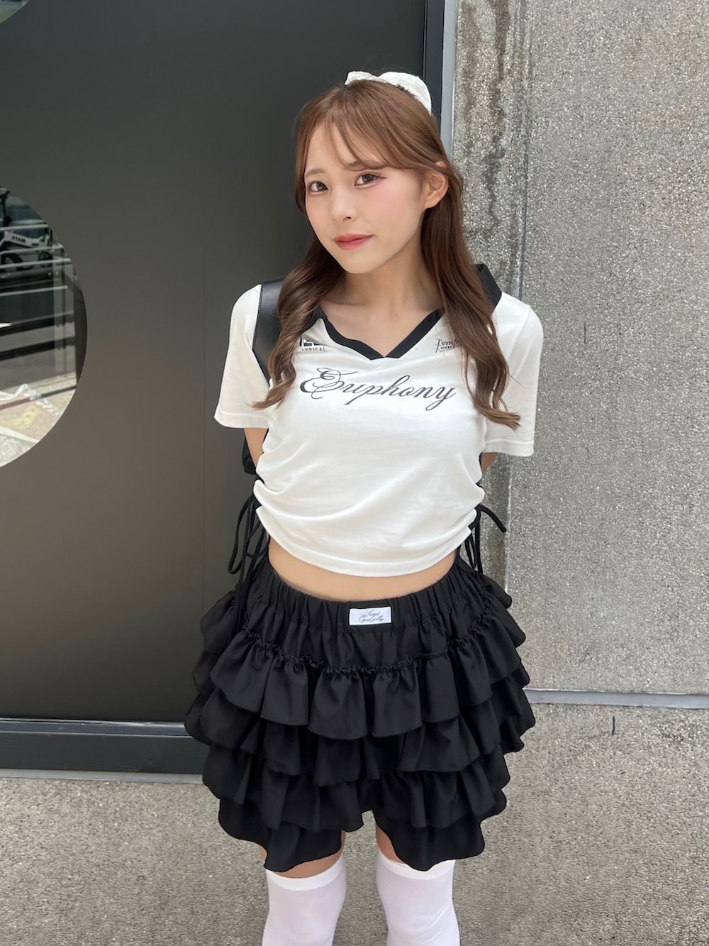 「柄シャツ、白Tシャツ、低身長、骨格ストレート、オリーブ デ オリーブ(OLIVE des OLIVE)、プチプラ、韓国ファッション、ショルダーバッグ、ミニスカート、スニーカー、休日スタイル、お出かけコーデ、低身長コーデ、スポーツミックス、モノトーン」｜「OLIVE des OLIVEの【細見え/着回し万能◎】ラインドロストTシャツ（Tシャツ/カットソー、ホワイト系）」を使った、Mitsukiさん（骨格ストレート・レディース・153cm）の春コーディネートの2枚目の写真