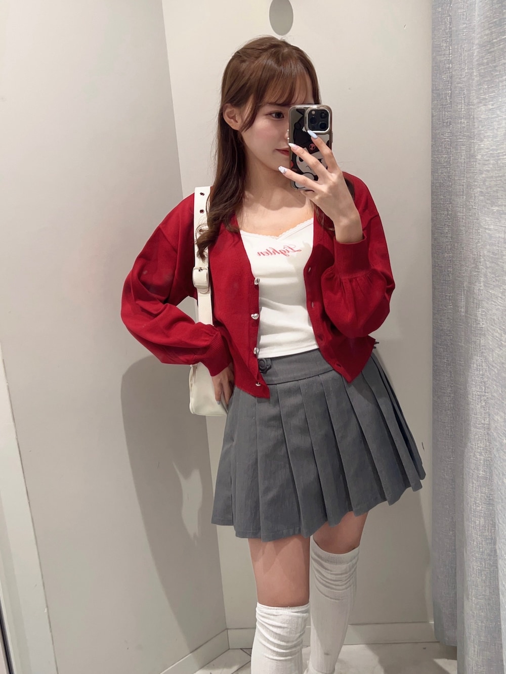 「春色、春めき満開コーデ、カーディガン、春コーデ、スポーツミックス、淡色コーデ、韓国ファッション、プチプラ、赤、キャミソール、低身長、オリーブ デ オリーブ(OLIVE des OLIVE)、骨格ストレート、シアートップス、春服コーデ」|「OLIVE des OLIVEのハートボタンカーディガン(カーディガン/ボレロ、レッド系)」を使った、Mitsukiさん(骨格ストレート・レディース・153cm)の春コーディネートの2枚目の写真