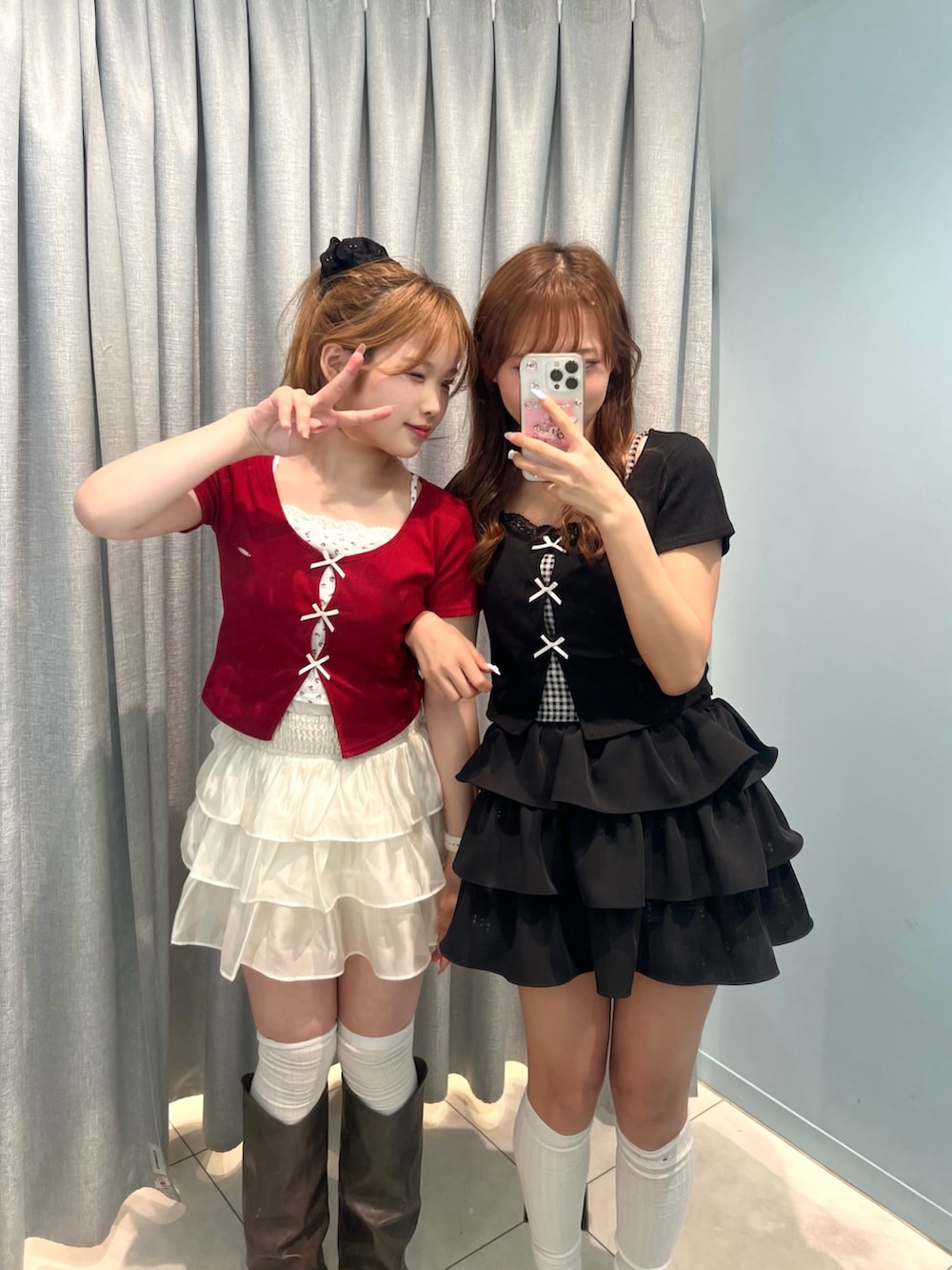 「チェック、リボン、韓国ファッション、休日スタイル、シアートップス、ミニスカート、モノトーン、プチプラ、オリーブ デ オリーブ(OLIVE des OLIVE)、双子コーデ、ディズニーコーデ、骨格ストレート、低身長、お出かけコーデ、デートコーデ」｜「OLIVE des OLIVEの映えリボンTee（Tシャツ/カットソー、ブラック系）」を使った、Mitsukiさん（骨格ストレート・レディース・153cm）の春コーディネートの4枚目の写真