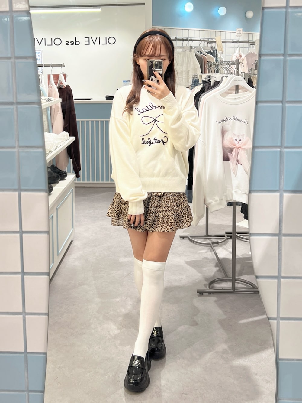 「レザージャケット、春アウター、春コーデ、春服、春服コーデ、春服デビュー宣言、韓国ファッション、韓国コーデ、低身長、低身長コーデ、プチプラ、プチプラコーデ、骨格ストレート」｜「OLIVE des OLIVEのリボンポケットエコレザーショート丈ブルゾン（ブルゾン、ブラック系）」を使った、Mitsukiさん（レディース・153cm）の冬コーディネートの4枚目の写真