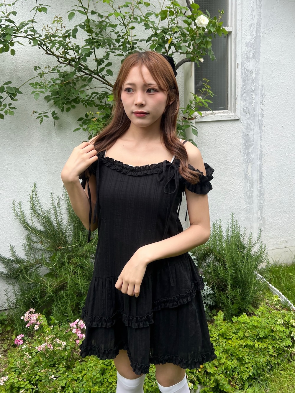 「リボン、プチプラ、雨の日コーデ、デートコーデ、ワンピース、ミニスカート、夏コーデ、韓国ファッション、ワンピーススタイル、大人かわいい、オリーブ デ オリーブ(OLIVE des OLIVE)、低身長、ミニワンピ、ブラック、ガーリー」｜「OLIVE des OLIVEのフリルキャミチュニック（キャミソール、ブラック系）」を使った、Mitsukiさん（骨格ストレート・レディース・153cm）の夏コーディネートの2枚目の写真